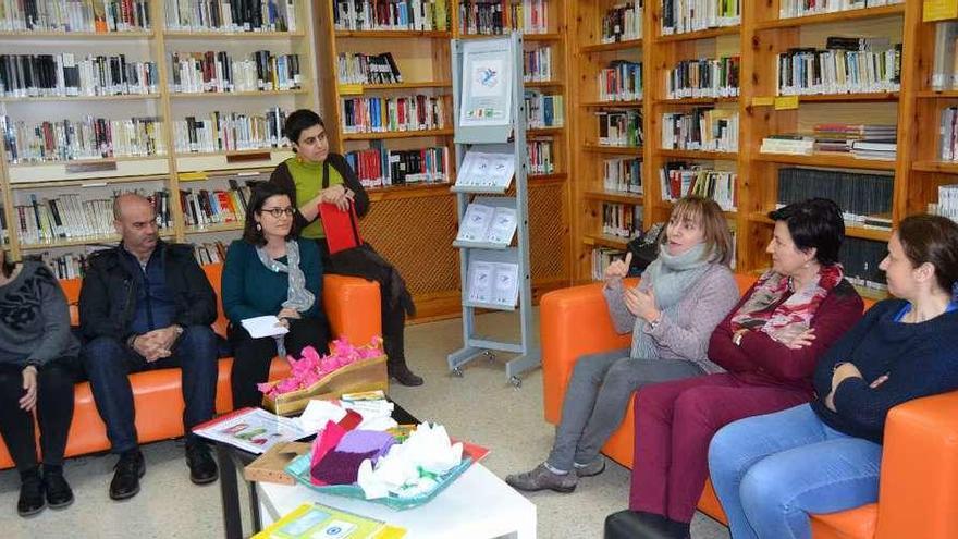 El alcalde de Bueu, con profesoras del IES Johán Carballeira en la biblioteca del centro. // G.N.