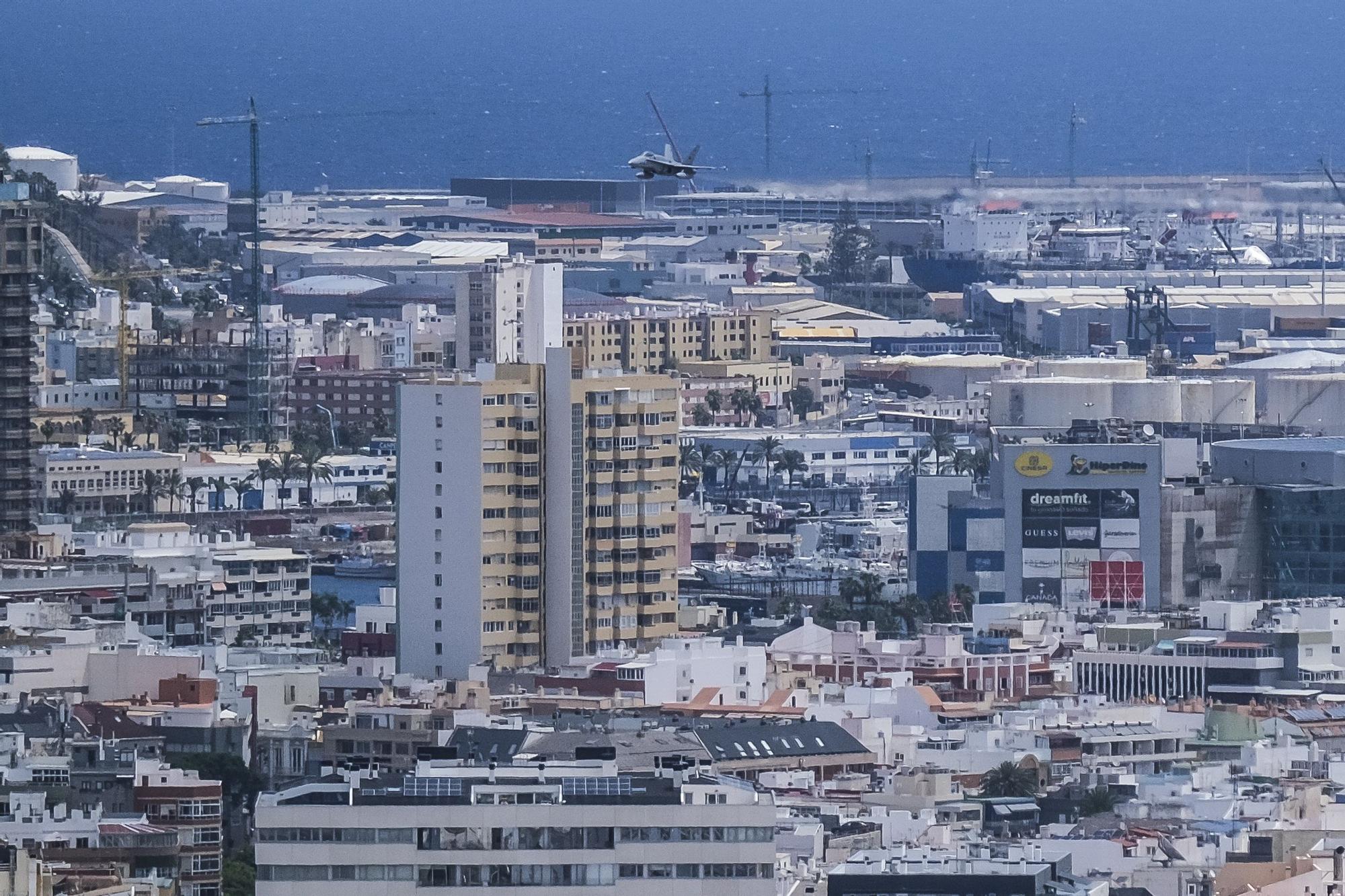 Ensayo de los F18 en Las Canteras por el Día de las Fuerzas Armadas