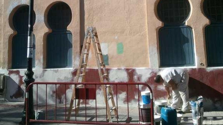 Trabajos de pintura en la fachada del Mercado de Abastos.