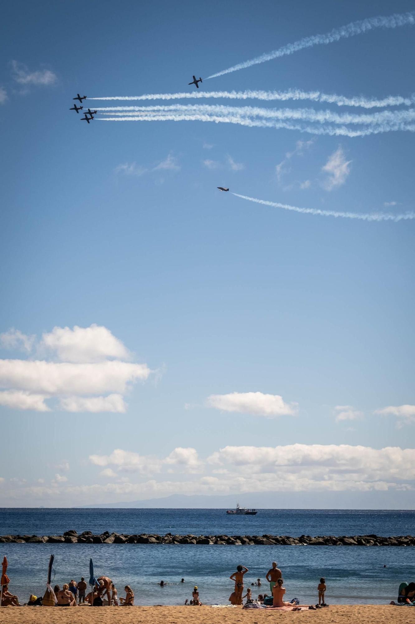 Ensayos para la exhibición aérea de la Patrulla Águila el fin de semana en Las Teresitas