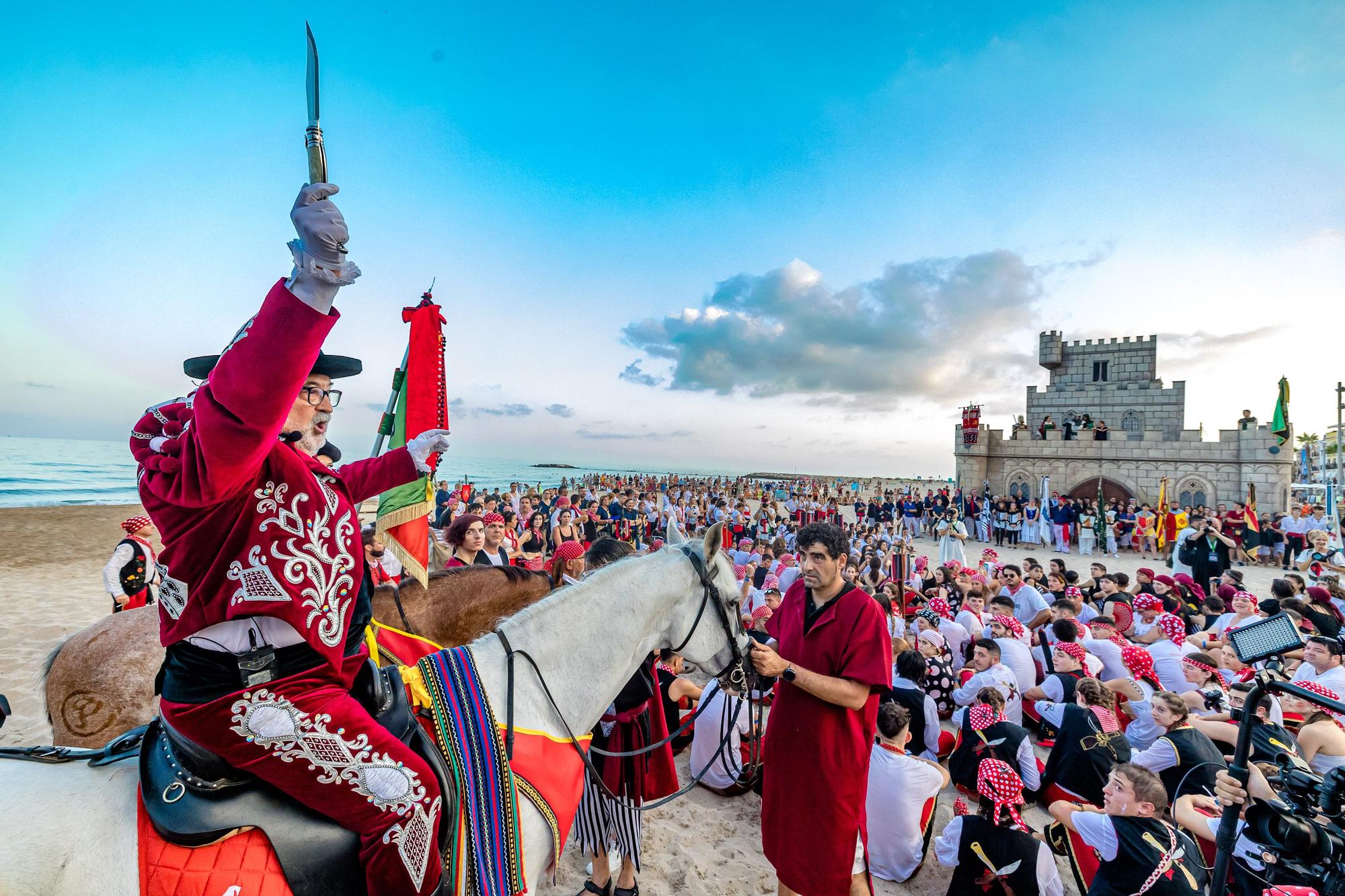 Fiestas de La Vila. Así ha sido el Alijo y la Embajada Contrabandista en la Playa.