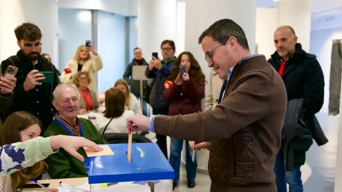 Miguel Ángel Gallardo, este domingo, cuando ha ido a votar, en su pueblo.