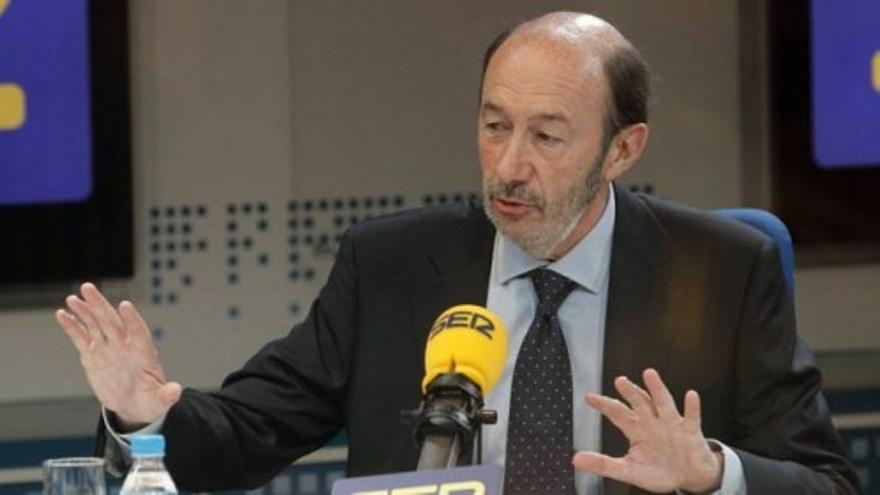 Rubalcaba: "Rajoy se enfrentó al Prestige y yo a los controladores"