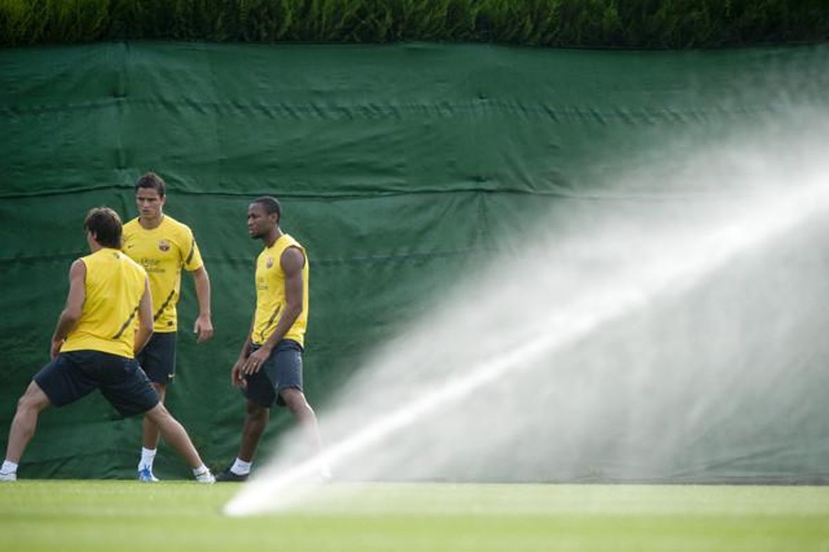 Maxwell, Afellay i Keita, fent estiraments durant la sessió del Barça a Sant Joan Despí.