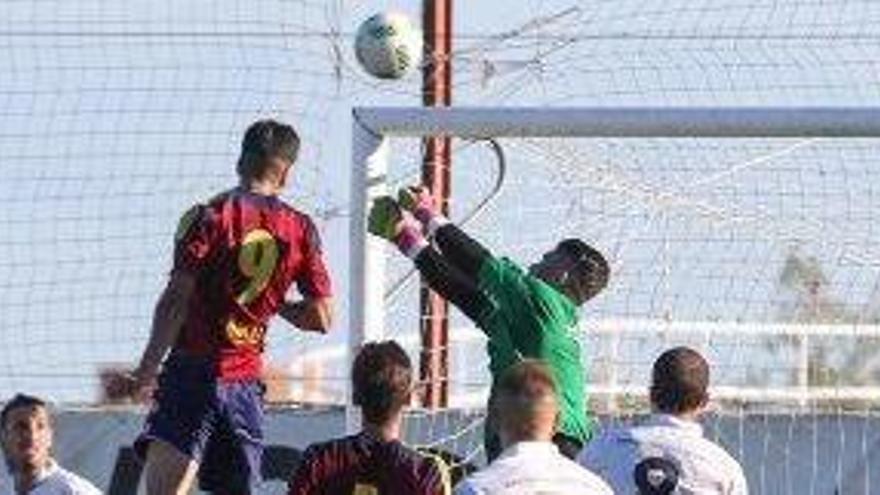 Partido entre Peña Deportiva y Poblense, dos de los afectados, de la temporada 2016-17.