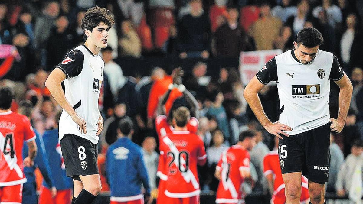 Javi Guerra, durante un partido con el Valencia esta temporada