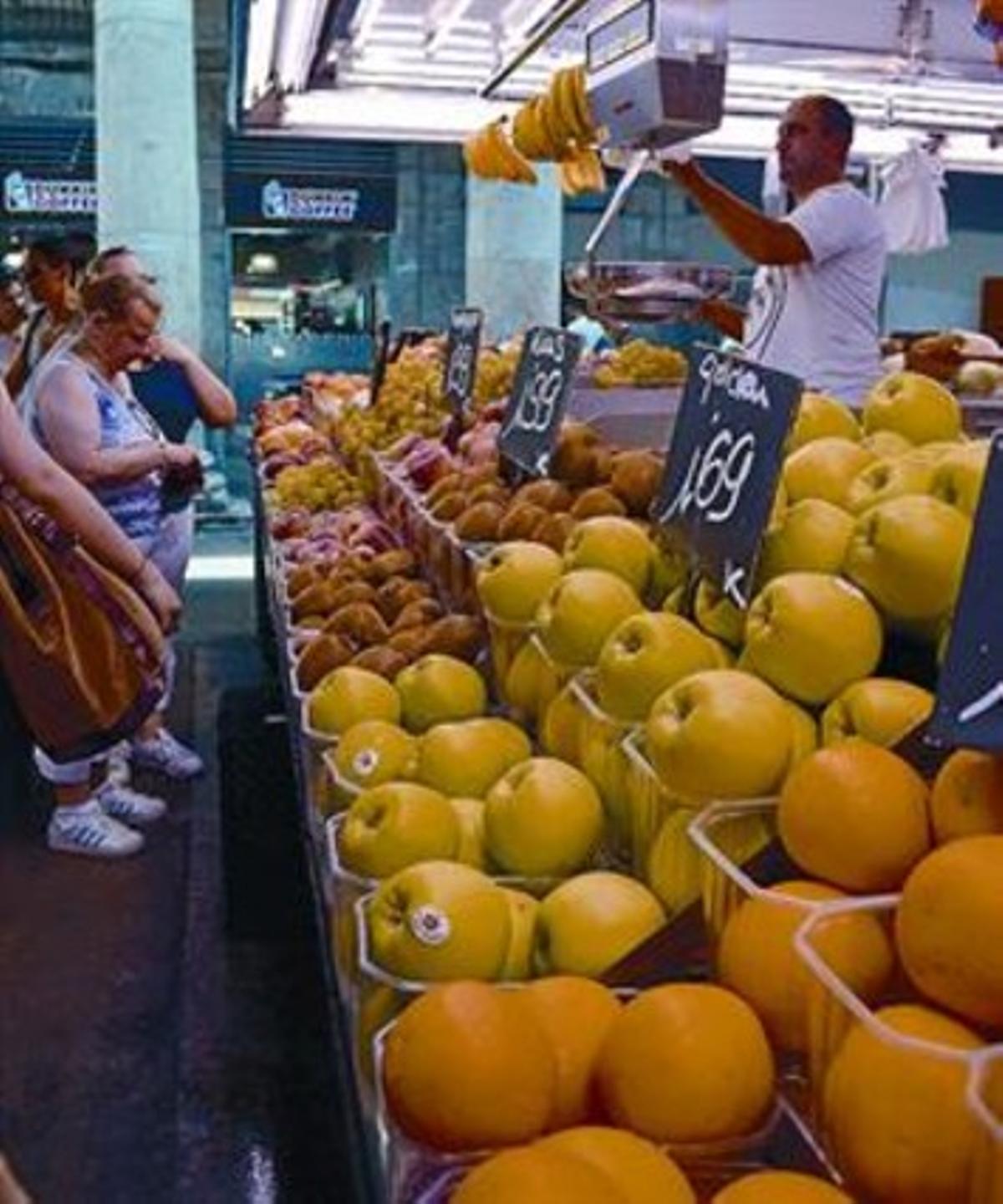 Fruita de temporada a la parada d’Alfredo López del mercat de la Boqueria. Fruita de temporada a la parada d’Alfredo López del mercat de la Boqueria.
