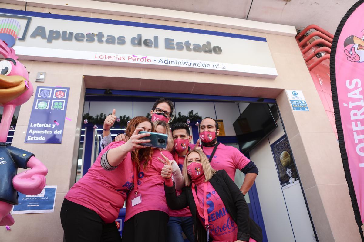 Lotería de Navidad 2021:  'El Perolo' de San Pedro del Pinatar reparte miles de euros