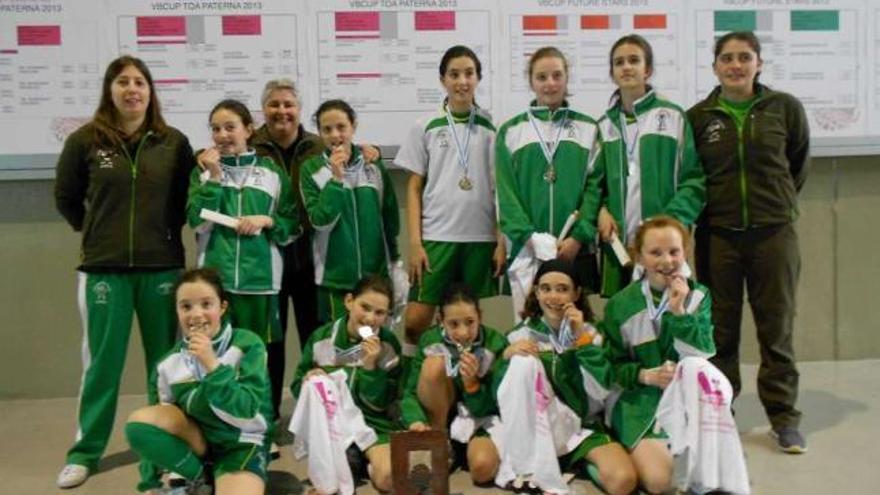 Plantilla y técnicos del equipo de minibasket que ganó en Vilagarcía. // FDV