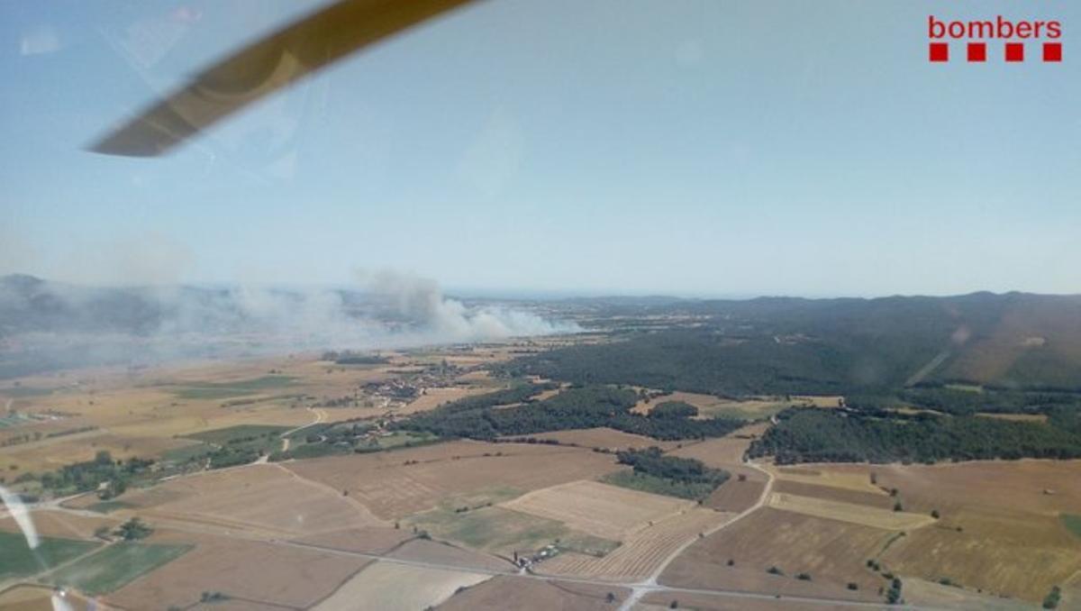 Els bombers intenten sufocar un foc de vegetació al Baix Empordà
