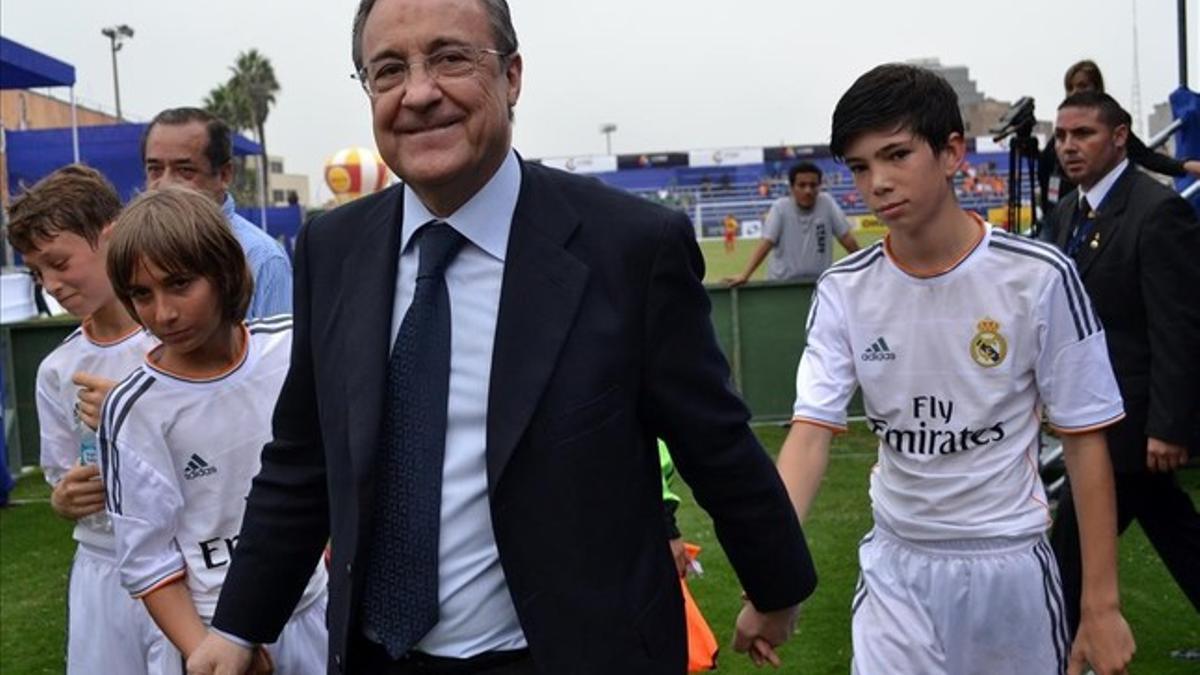 florentino pérez con jugadores menores