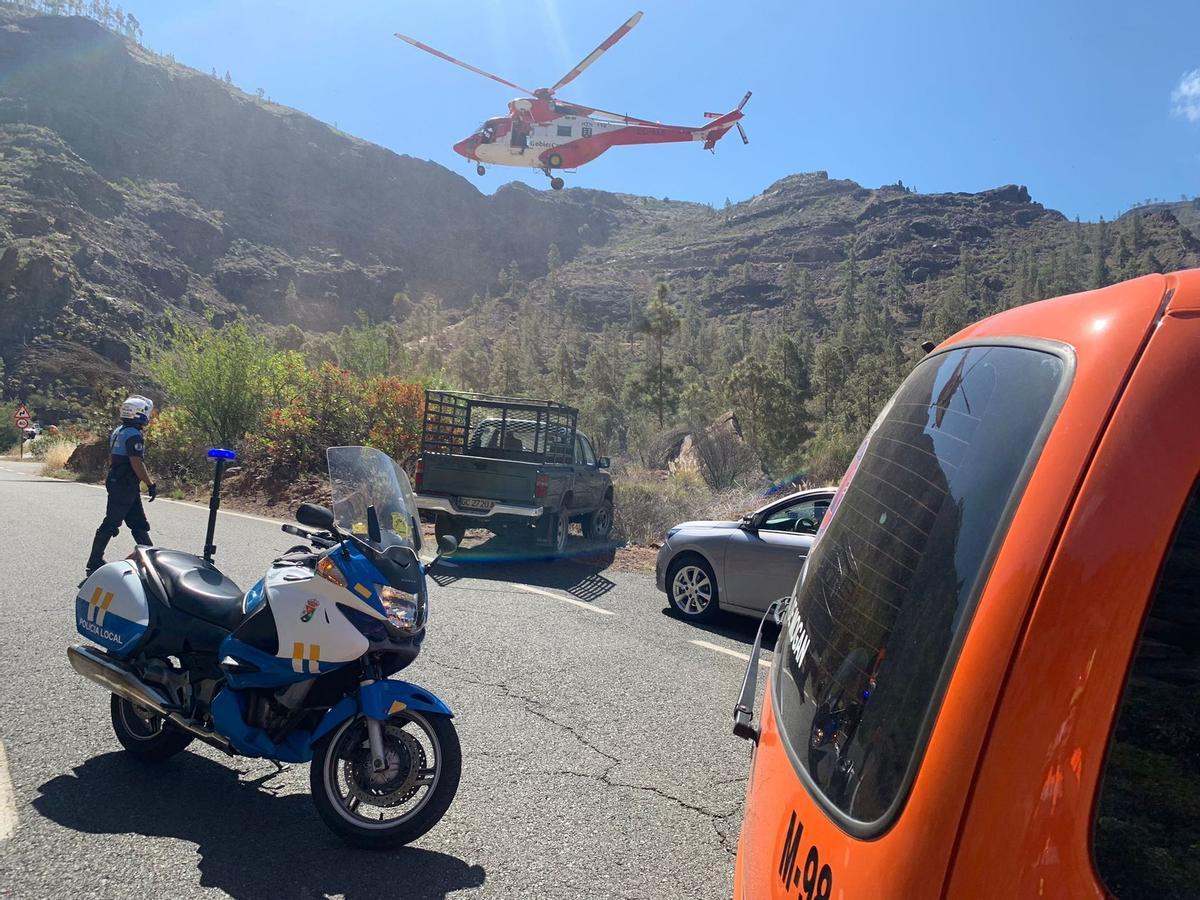 El helicóptero del GES durante el rescate en Mogán.
