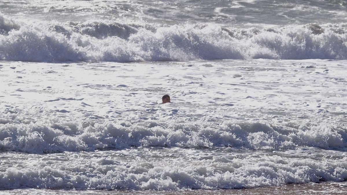 Borrasca Ciarán en Mallorca: Las fotos de los chapuzones de bañistas en pleno temporal