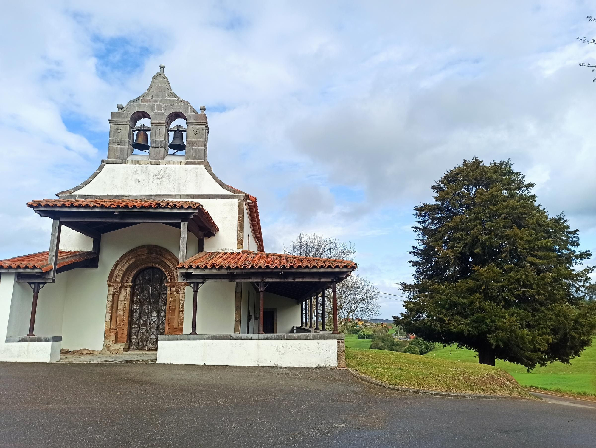 El templo románico de Santiago de Arlós se abre al público: "Tiene una iconografía muy variada"