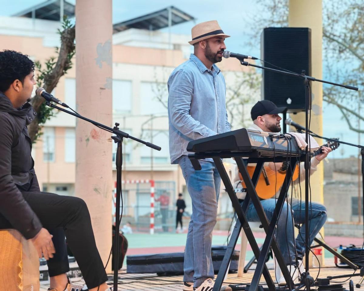 El grupo vila-realense Rumbasound puso la música a la jornada festiva del barrio del Progreso.