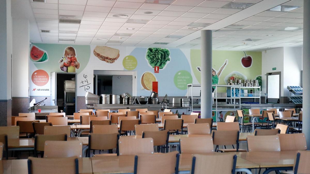 Sillas y mesas de un aula en el interior de un colegio.