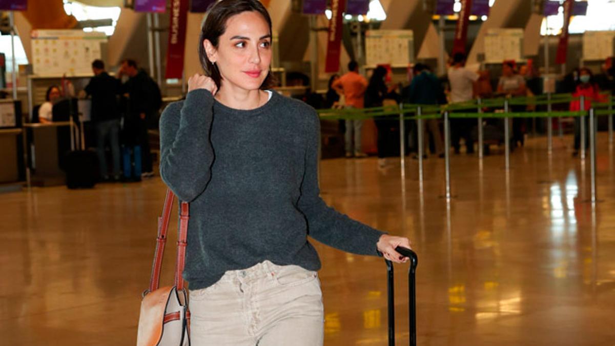 Tamara Falcó con un look básico en el aeropuerto de Madrid