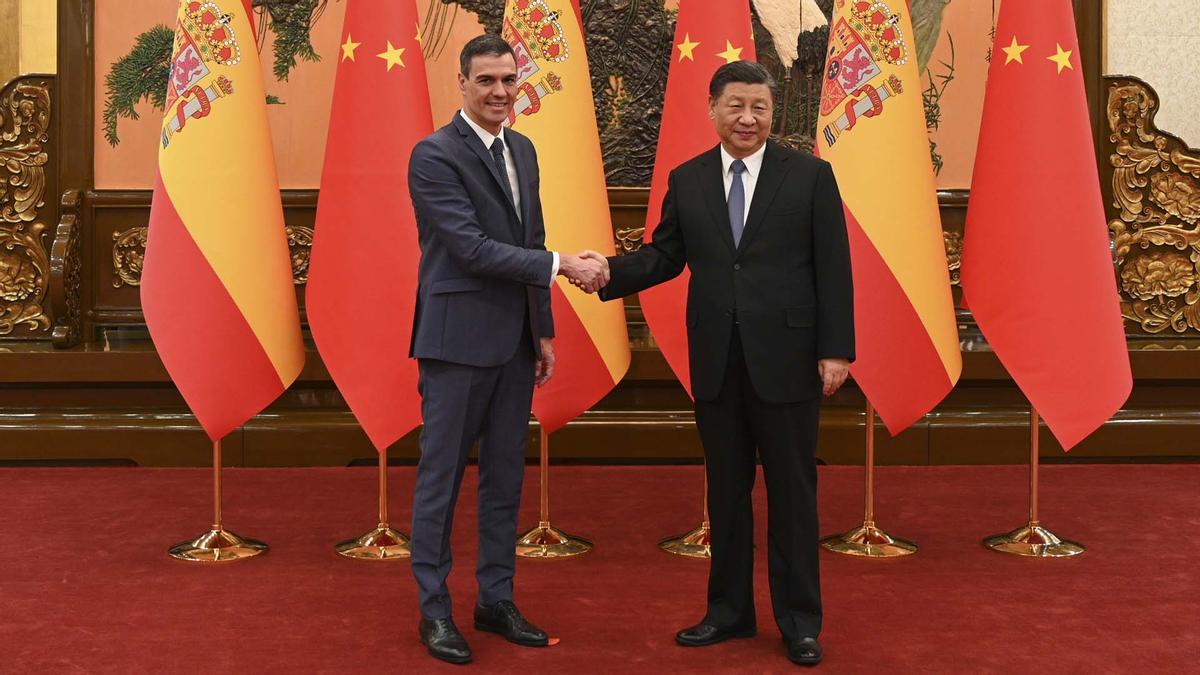 El presidente del Gobierno, Pedro Sánchez (i) saluda al presidente chino, Xi Jinping (d) durante su encuentro este viernes en el Gran Palacio del Pueblo en el marco de su visita oficial a China.