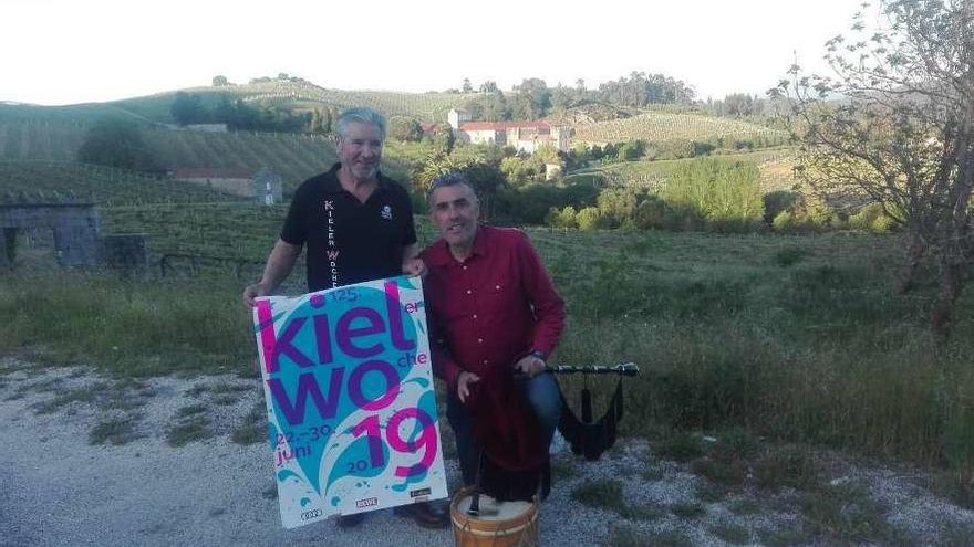 Álvarez y Acha muestran el cartel de esta edición de la Kielerwoche en Baión. // FDV