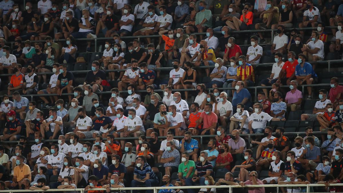 Afición en las gradas de Mestalla con mascarillas