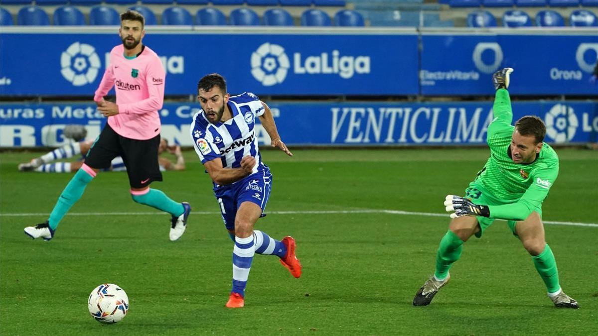 Luis Rioja supera a Neto en el Alavés-Barcelona de Mendizorroza.