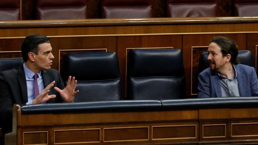 El presidente Pedro Sánchez dialoga con Pablo Iglesias en el Congreso.