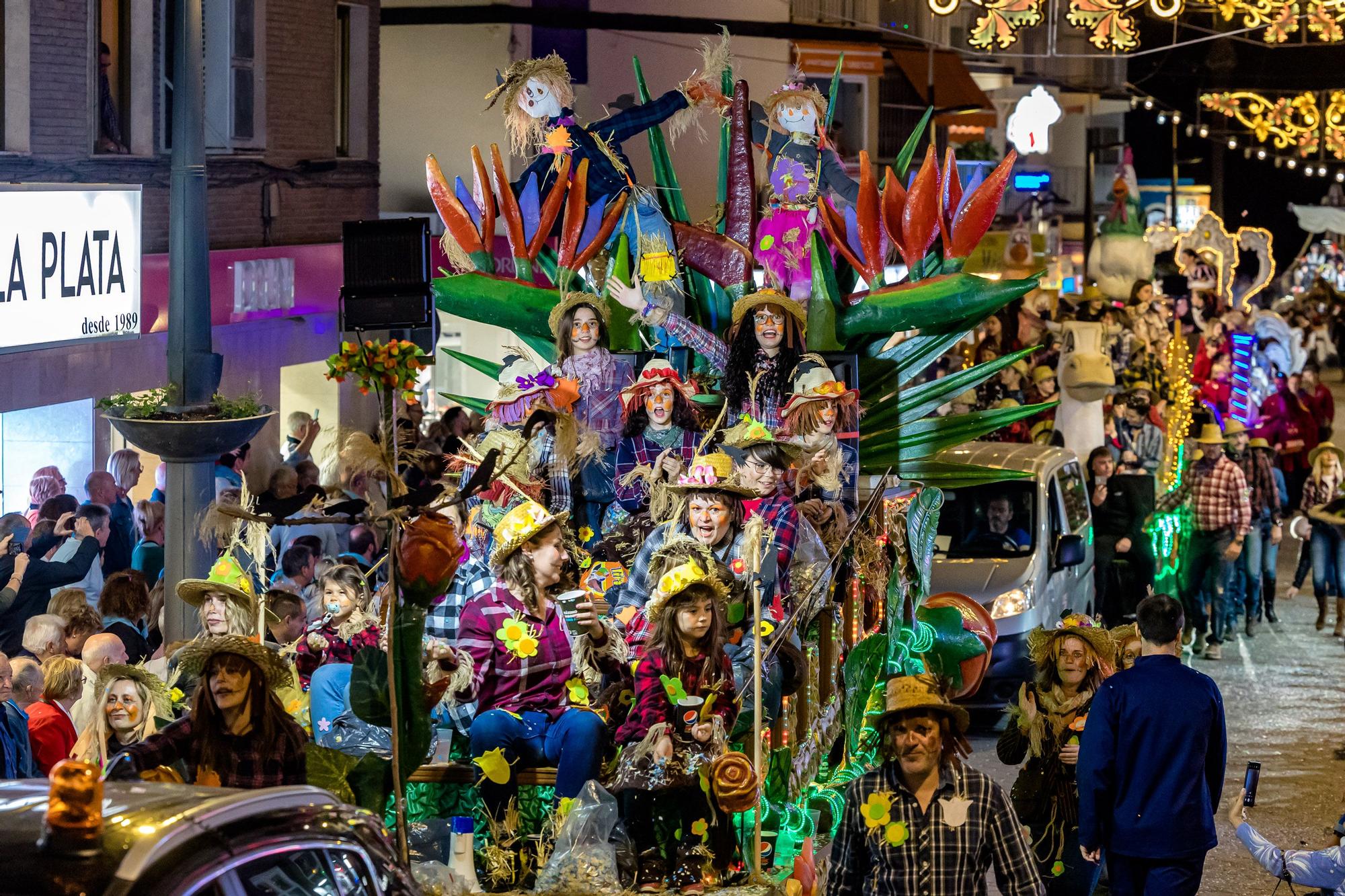 Desfile de carrozas y castillo de fuegos para despedir las Fiestas de Benidorm