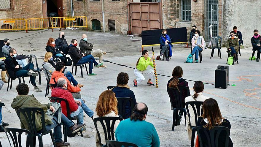 Aina Alegre expressa amb el cos una conversa