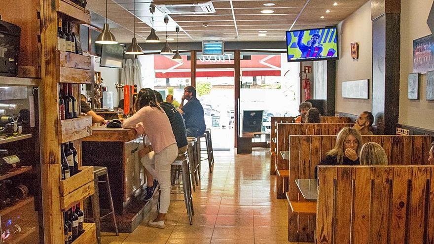 Interior del bar Tutxi, a Berga, ahir al matí