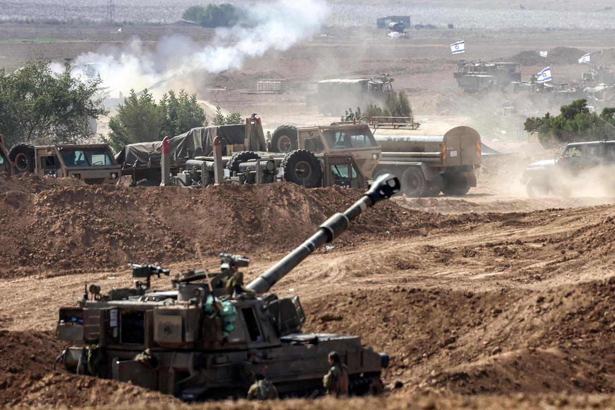Obuses israelíes M109 de 155 mm  se despliegan en la frontera de Israel con Gaza el 12 de octubre.