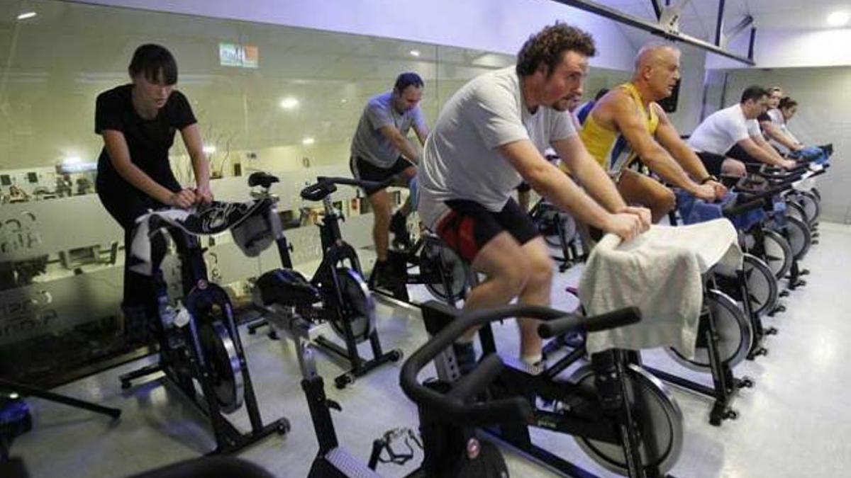 Un grupo de personas, en un gimnasio, en una imagen de archivo.