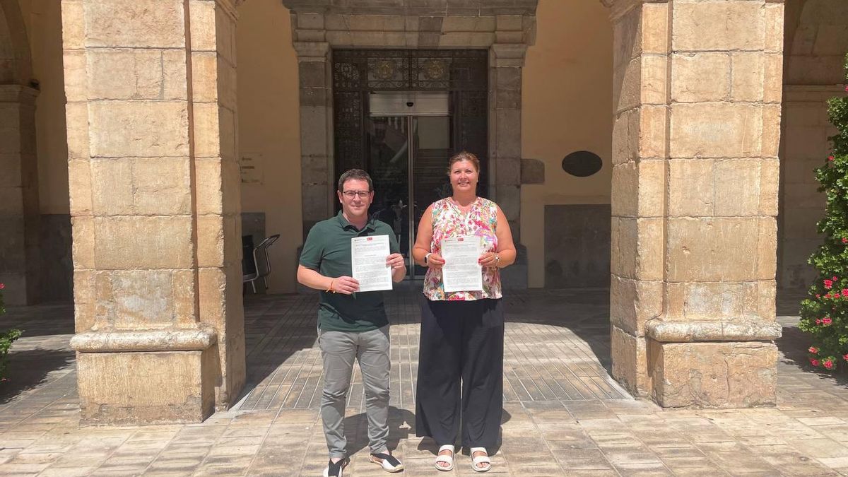 Ignasi Garcia y Patricia Puerta, con el texto de la declaración.