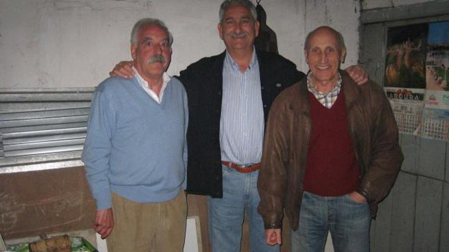 Gaspar Arrieta, primero por la derecha, junto a sus amigos Fernando R. Pandiella y Castaño.