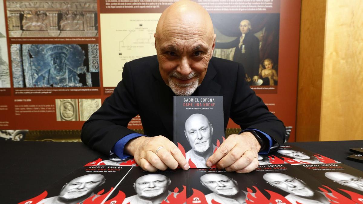 Gabriel Sopeña, este martes en el Patio de la Infanta de Ibercaja, donde ha presentado 'Dame una noche'.