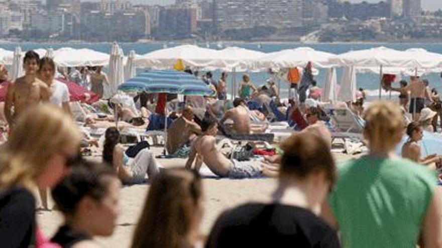 Cientos de personas han acudido a las playas alicantinas para aprovechar las buenas temperaturas