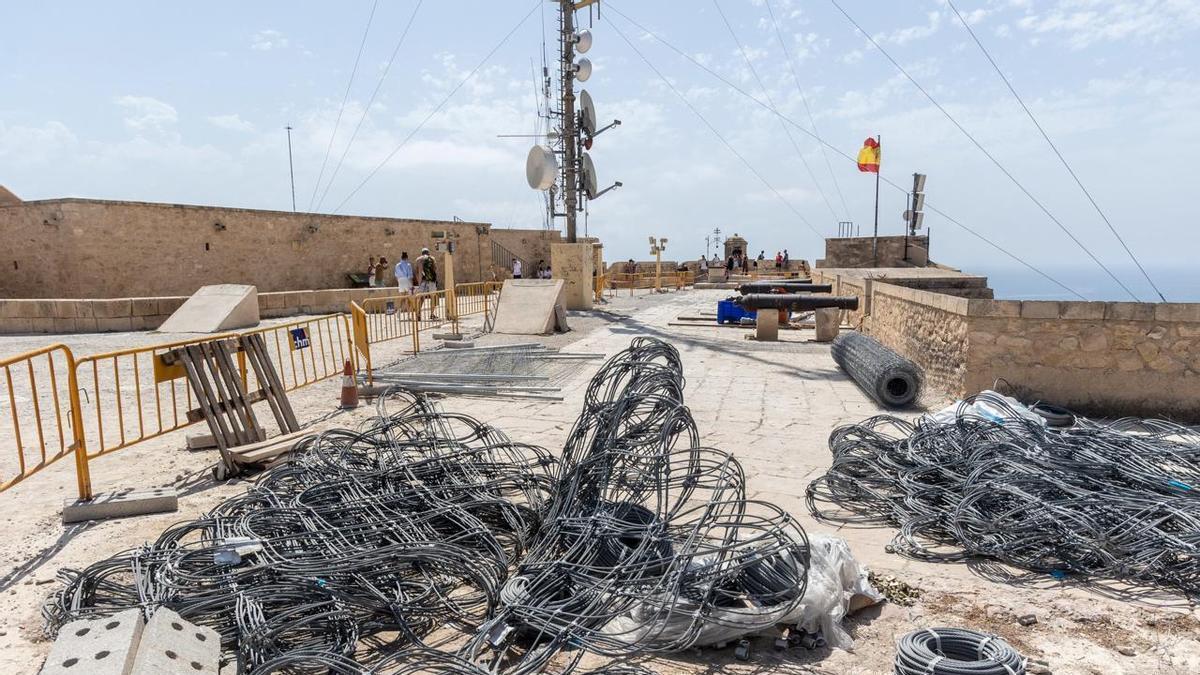 El gobierno de Barcala no retirará las vallas ni el material de obra del castillo de Santa Bárbara de Alicante ante el eclipse
