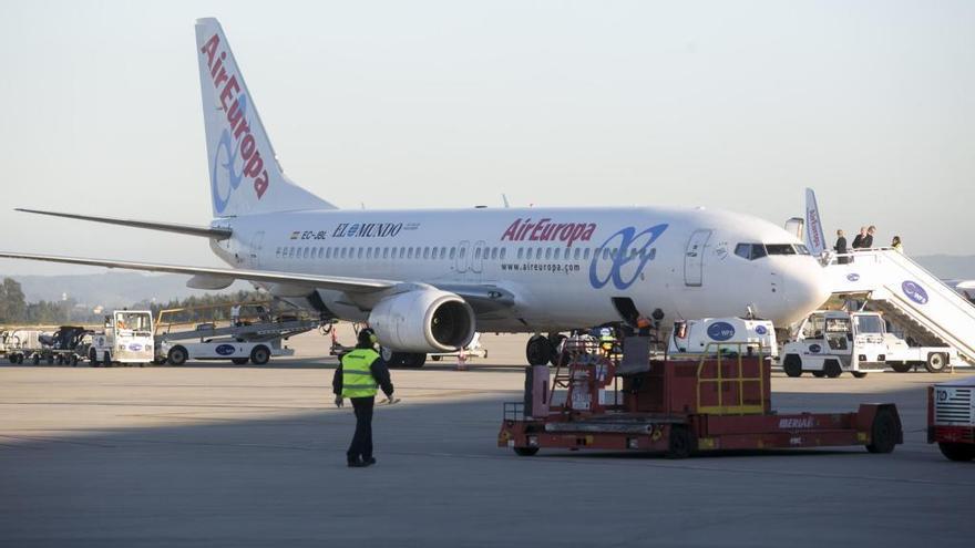 Un avión de Air Europa en el aeropuerto de Asturias.