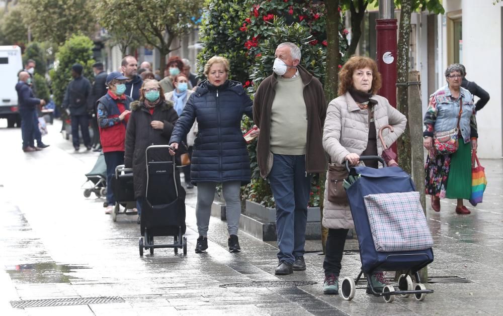 Ayer el mercado registró largas colas de clientes que esperaban a acceder al mercado. // R. Grobas