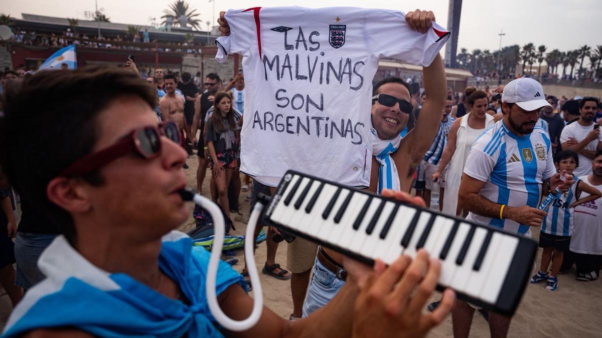Seguidores argentinos en la playa del Bogatell anuman su afición para la final de mañana