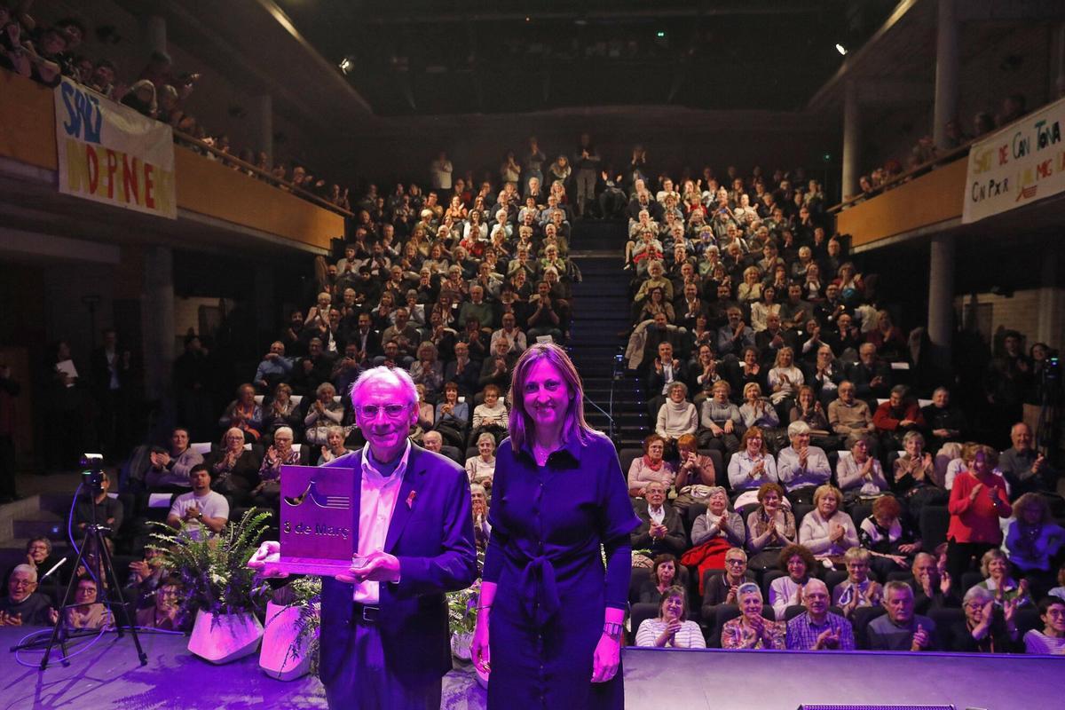 Salt. Teatre. Entrega del Premi Tres de Març a Felix Mussoll (rector de la parroquia de Sant Cugat). Cristina Alarcon (alcaldessa de Salt).