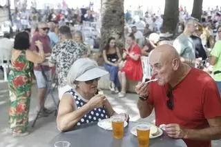 "Desde el bisabuelo hasta el niño": la 'huevá llena la Velá de la Fuensanta pese a los 40,3 grados