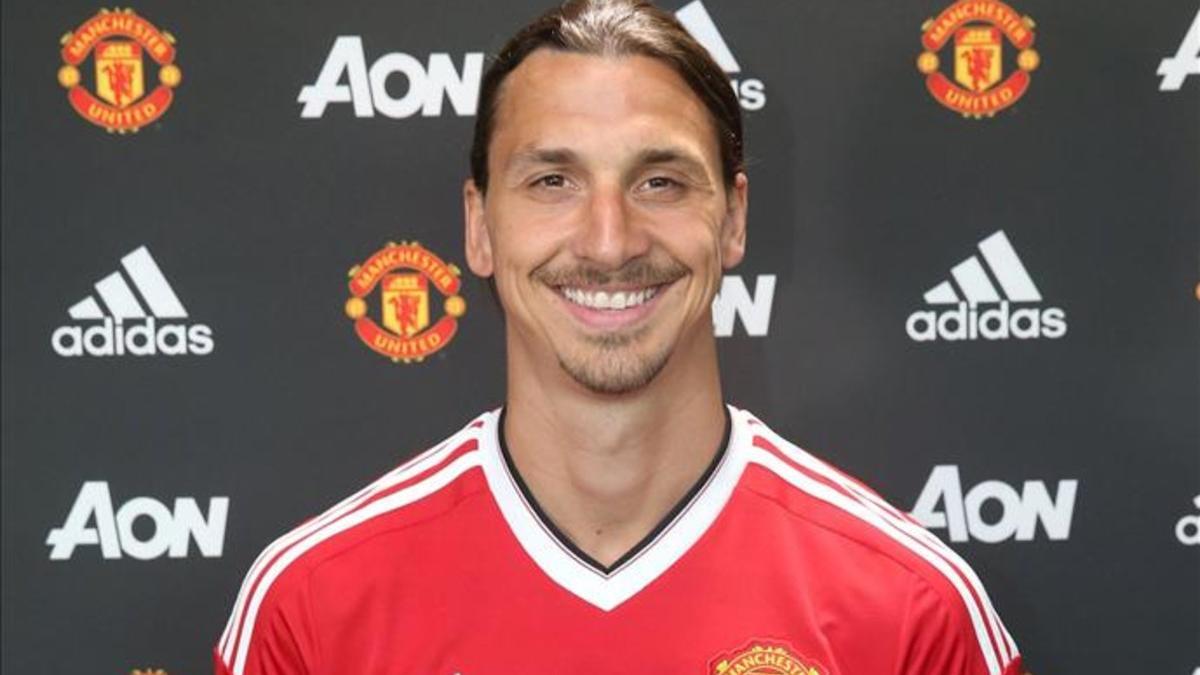 Ibrahimovic posa feliz con su nueva camiseta