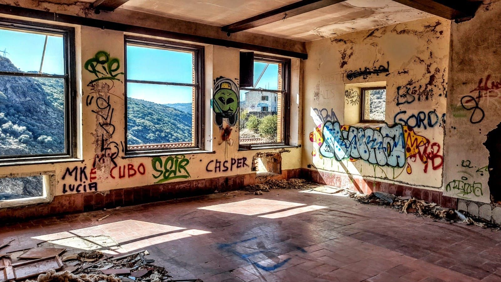 Imágenes del pueblo vacío de Zamora, con escuela, farmacia y cuartel, que se vende por 240.000 euros