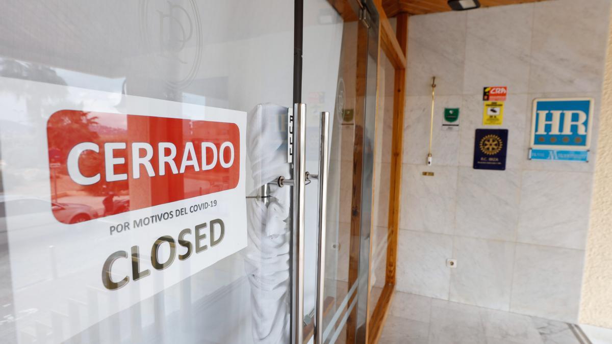 Un hotel de Ibiza cerrado durante la pandemia.