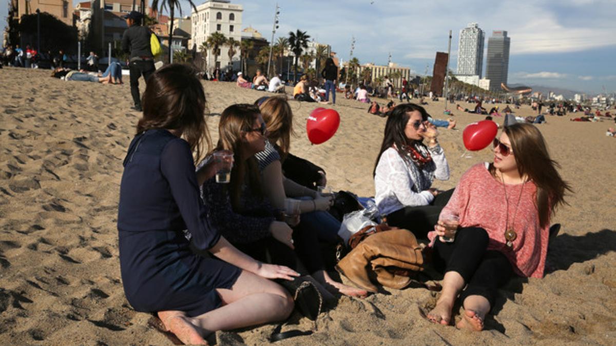 Un grupo de chicas de Pensilvania toman el sol en la Barceloneta