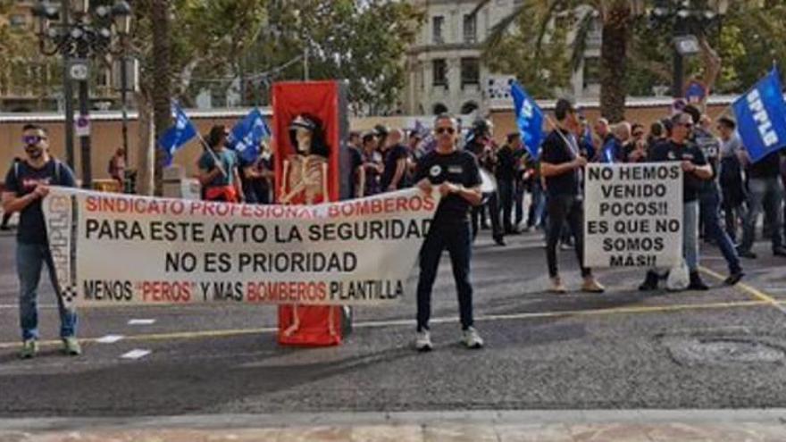 Los bomberos se manifestaron ayer por la mañana delante del ayuntamiento.