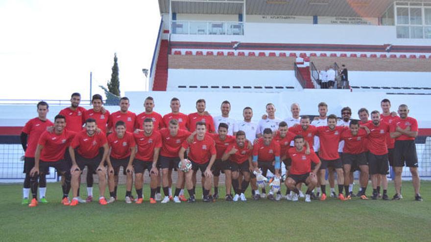 Toda la plantilla de la UD San Pedro posa antes de viajar a tierras baleares sobre el césped del Municipal de San Pedro.