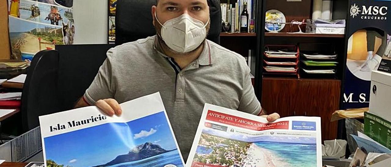 Pelayo Bergueiro, ayer, mostrando campañas con cancelación gratuita para el verano.