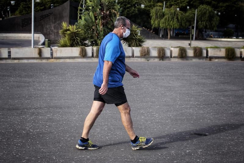 Paseos por Santa Cruz de Tenerife, en semáforo rojo como medida anti Covid 19 hasta el próximo 4 de diciembre