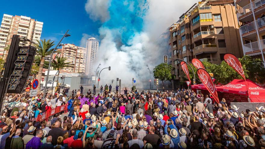 Público durante el disparo de una de las mascletás de las Fiestas Mayores del pasado año.